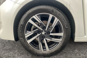 PEUGEOT 208 1.2 ESSENCE 100CH S S ALLURE PACK